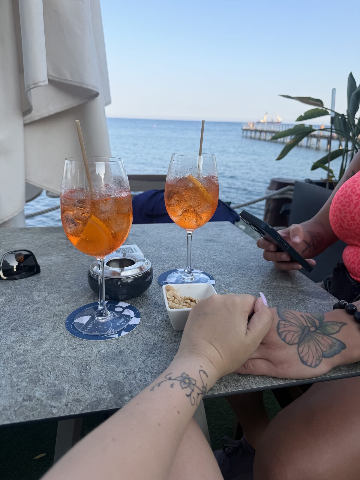 Два бокала Aperol Spritz на фоне моря